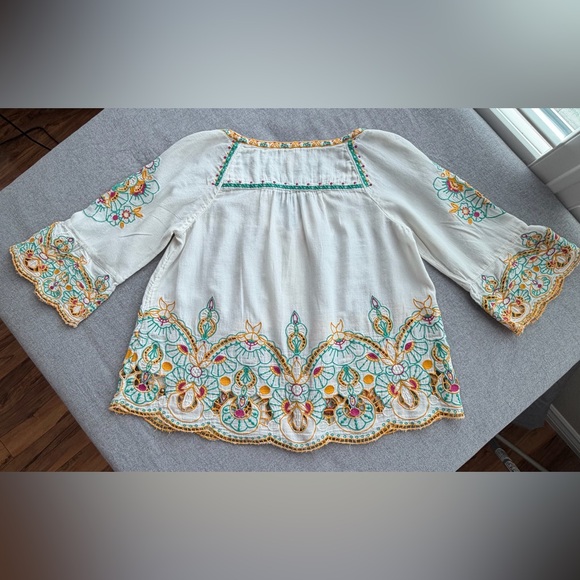 Anthropologie , Akemi+ Kin Floral Embroidered white crop top. - Picture 2 of 6